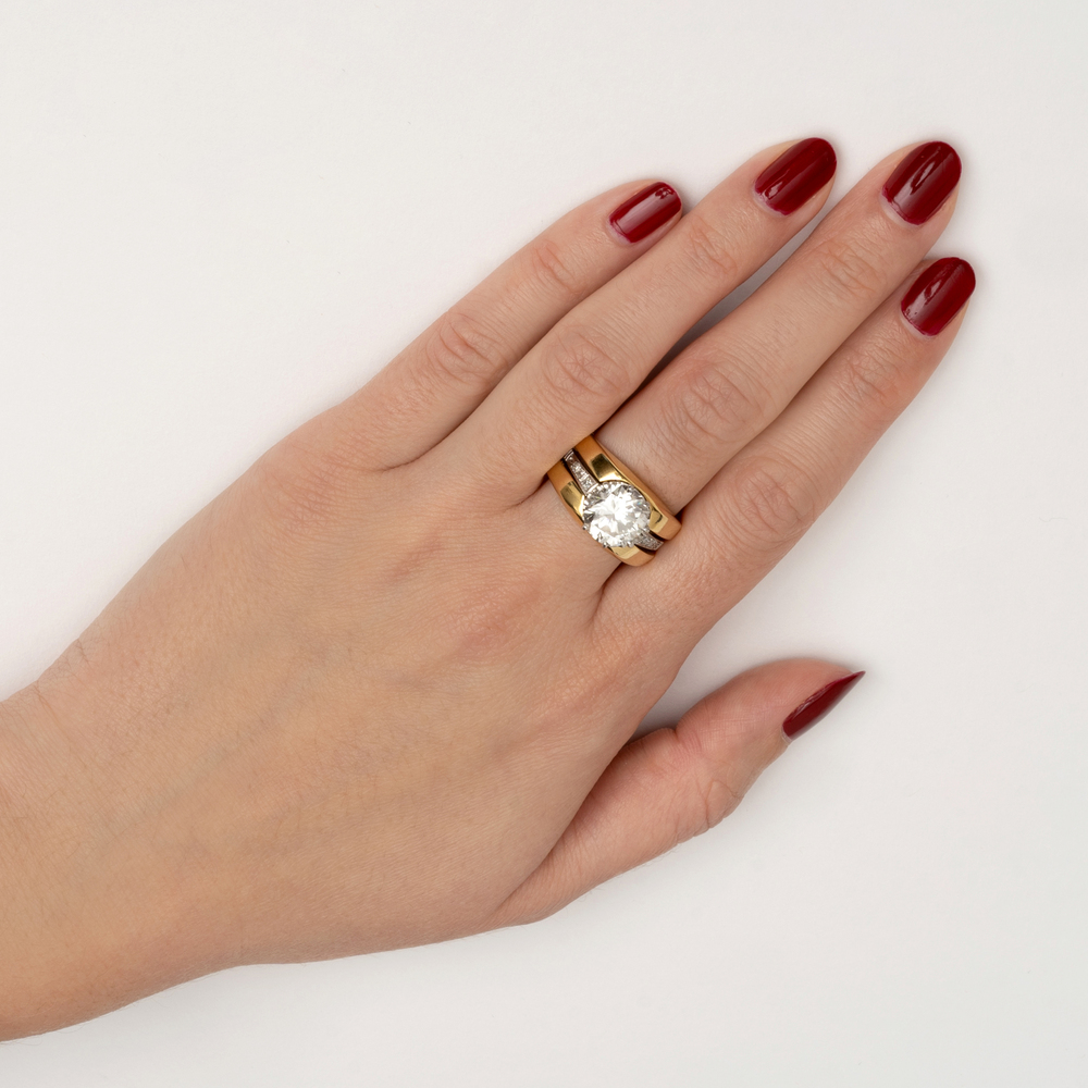 A fine Bicolour Solitaire Diamond Ring - image 4