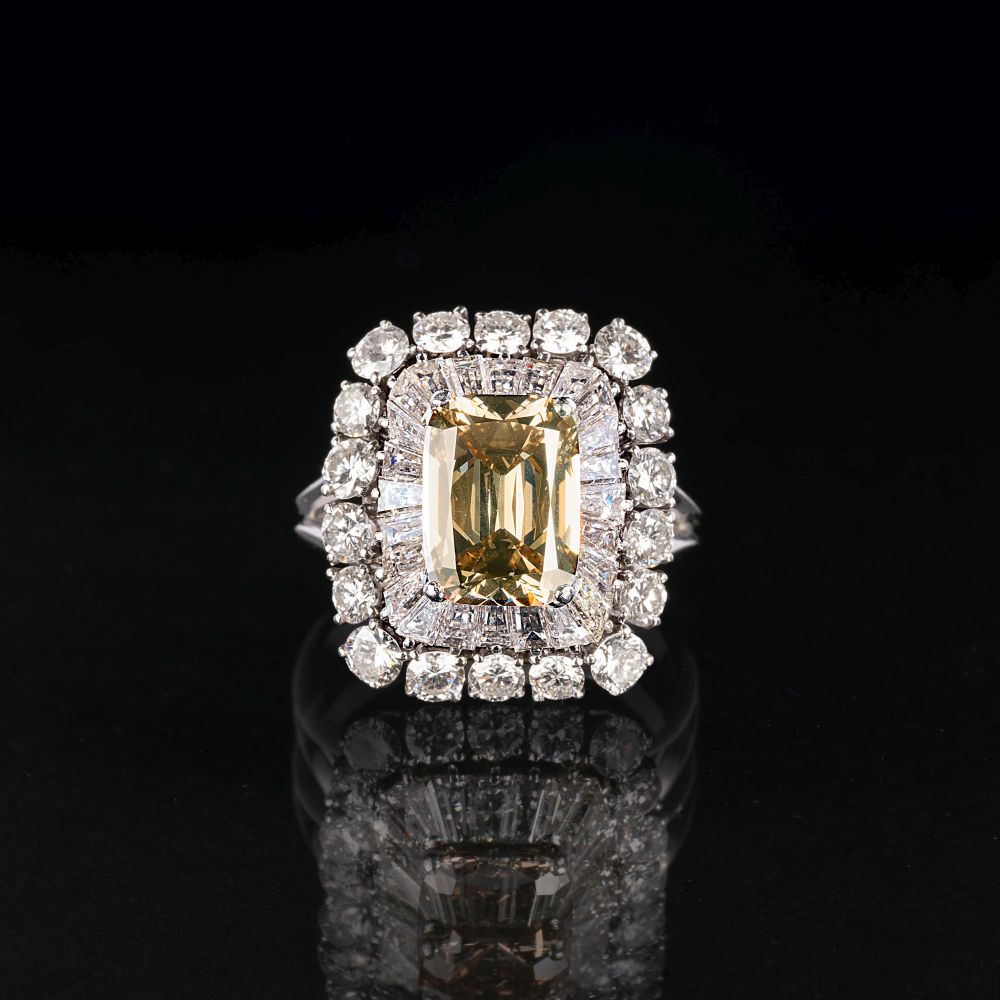Hochkarätiger Fancy-Diamant-Ring mit feinem Diamant-Besatz
