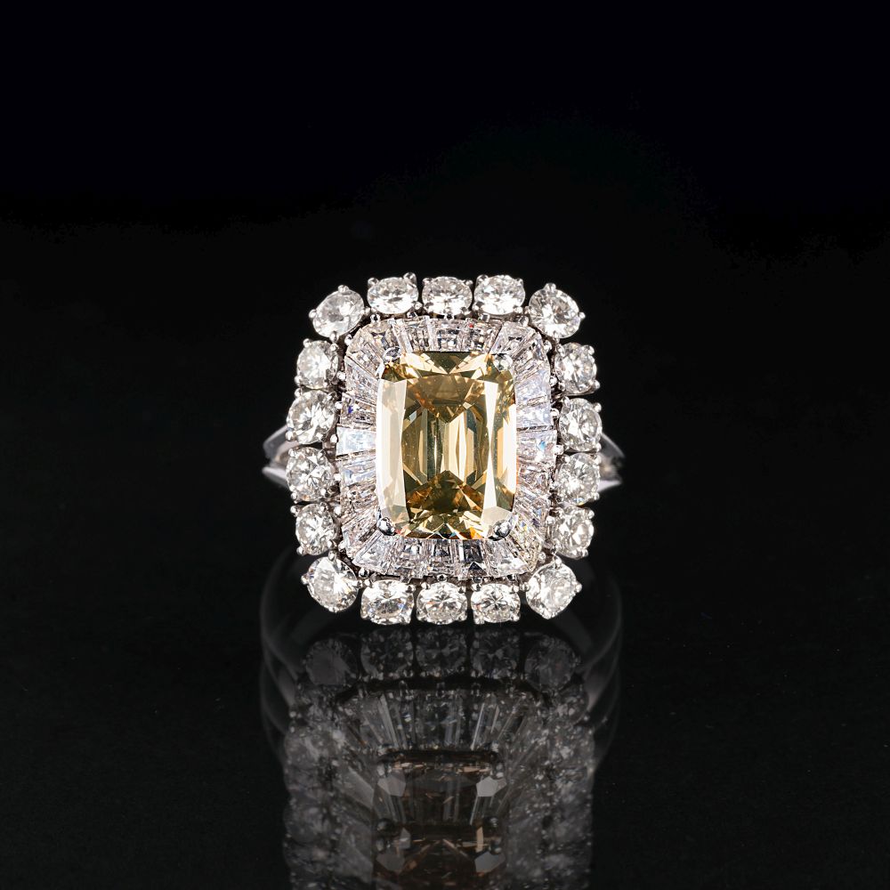 Hochkarätiger Fancy-Diamant-Ring mit feinem Diamant-Besatz Hochkarätiger Fancy-Diamant-Ring mit feinem Diamant-Besatz