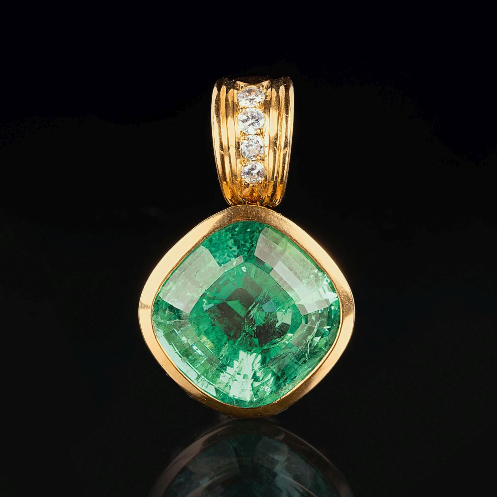 A highquality Emerald Pendant with Diamonds