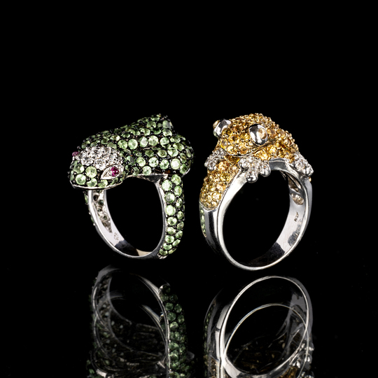 Zwei Ringe 'Frosch' und 'Schlange' mit gelben Saphiren und Tsavorit
