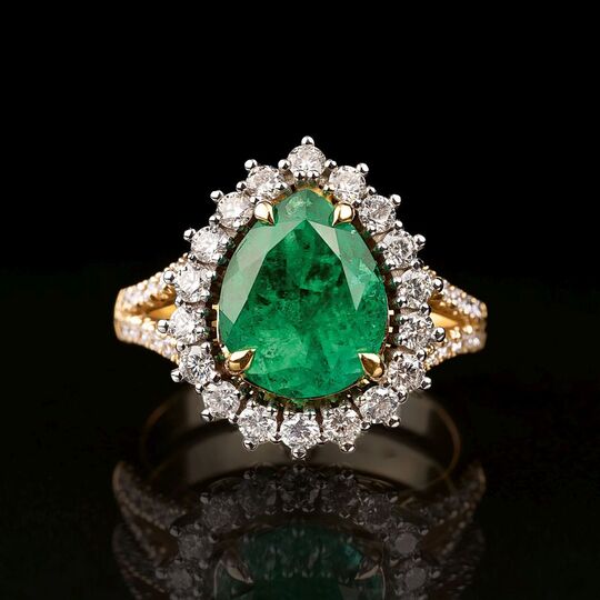 Vivid Green Smaragd-Ring mit Brillanten