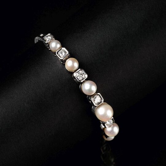 A Pearl Diamond Bracelet