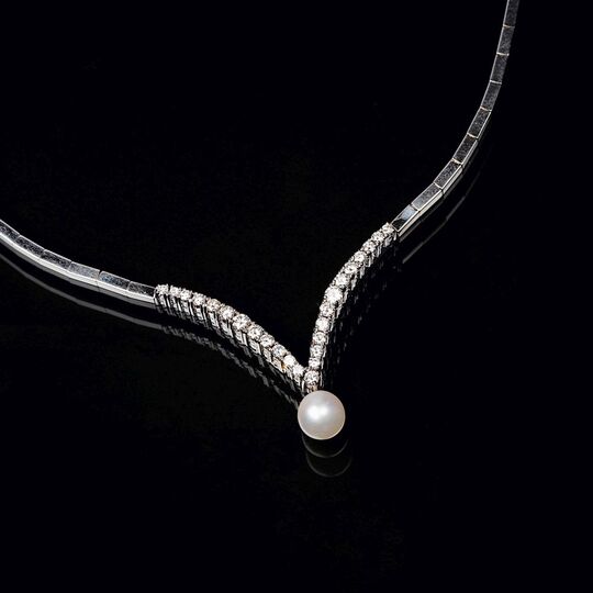 A Diaond Necklace with Pearl