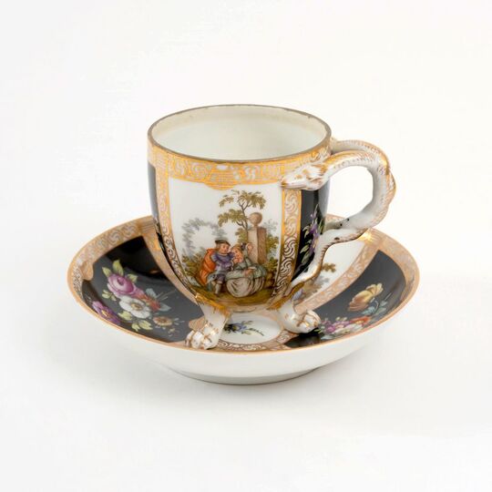 Tasse mit Watteauszene und Schlangenhenkel