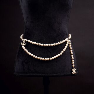 A Chain Belt with Faux-Pearls