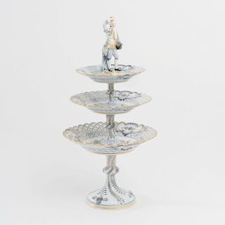 A Large Centrepiece 'Onion Pattern'