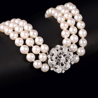 A Pearl Necklace with Diamond Clasp