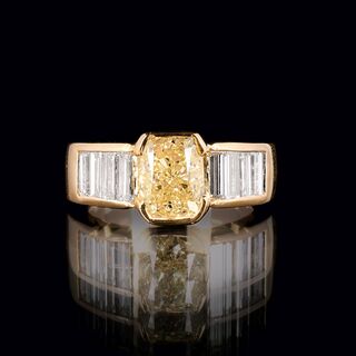 A very fine Fancy Diamond Ring with Baguette Diamond