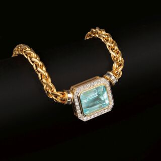 A Gold Necklace with splendid Aquamarine Diamond Frontpiece