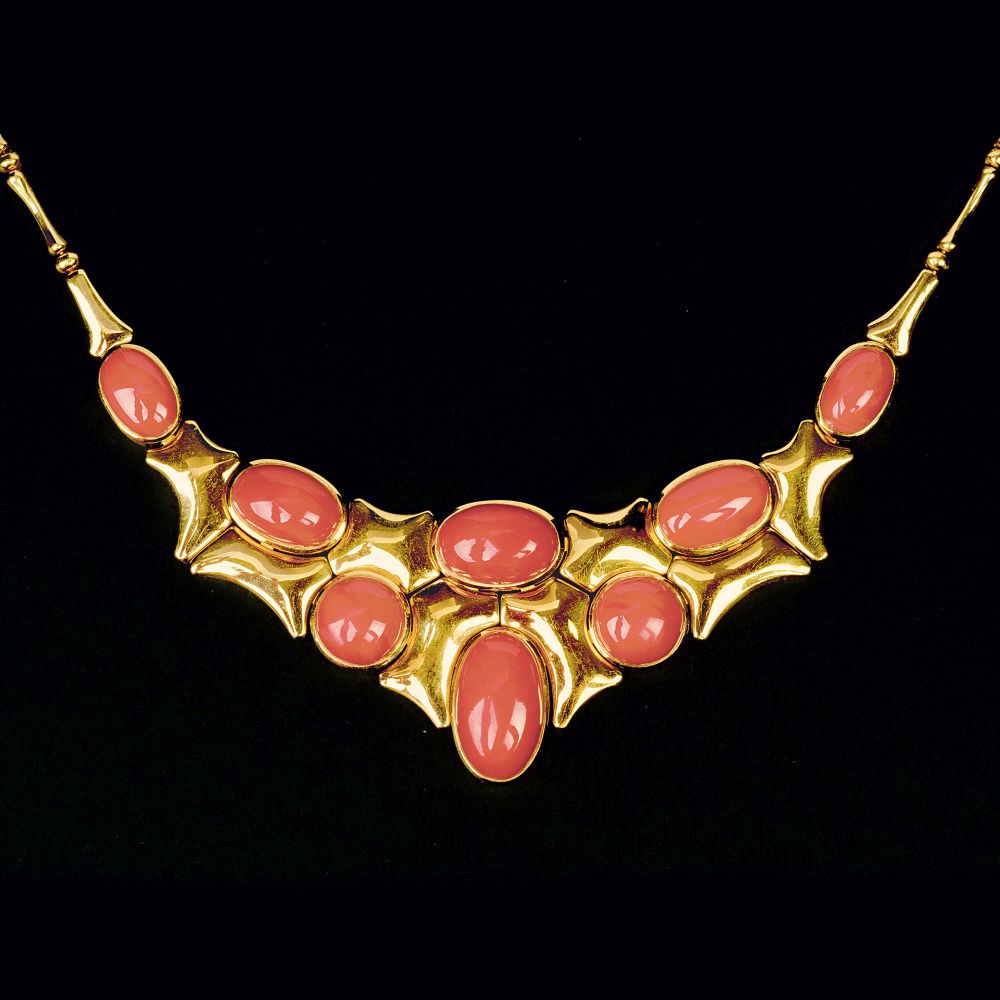 Juwelier Louis Schrader, Hannover, gegr. 1896 - Exzeptionelles Gold-Collier mit Korallen-Cabochons Exzeptionelles Gold-Collier mit Korallen-Cabochons