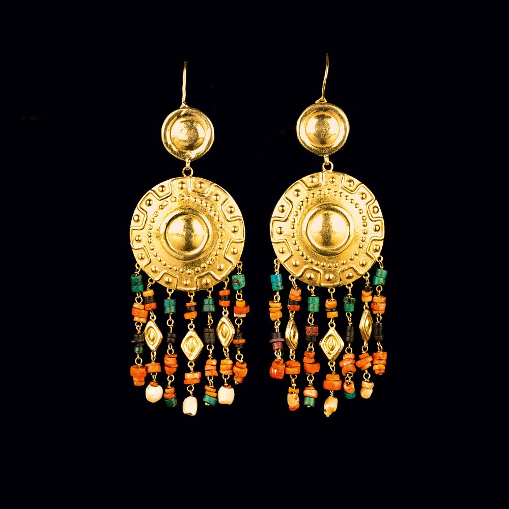 A Pair of gold Medaillon Earpendants pre-Columbian