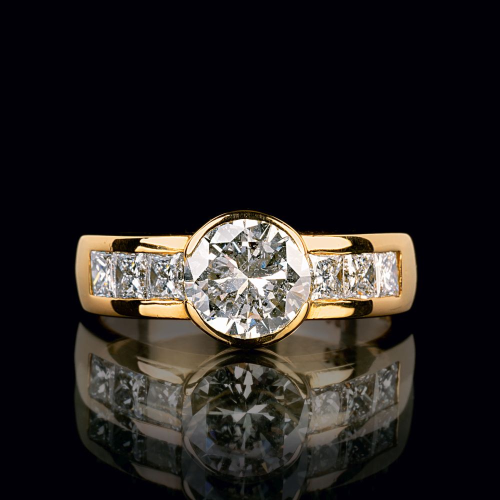 Feiner Solitär-Ring mit Diamant-Besatz