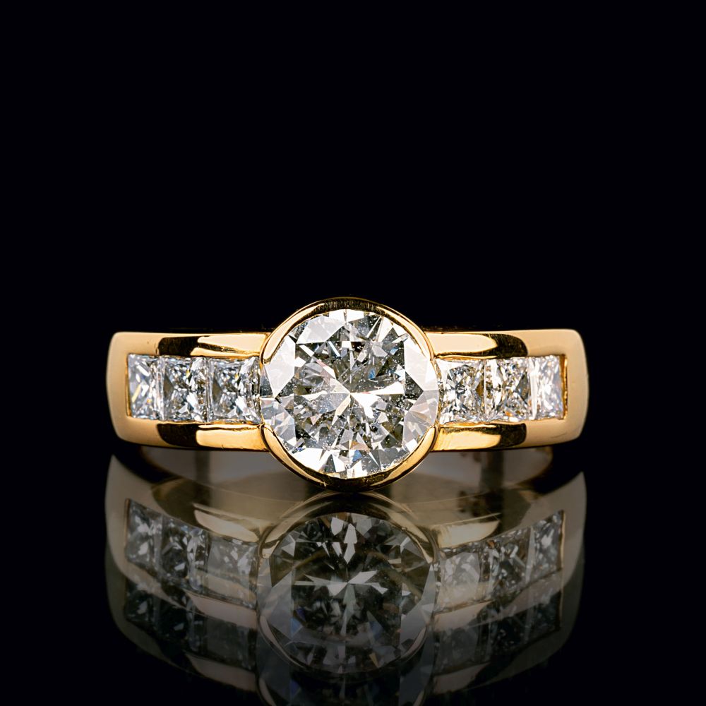 A fine Solitaire Ring with Diamonds A fine Solitaire Ring with Diamonds