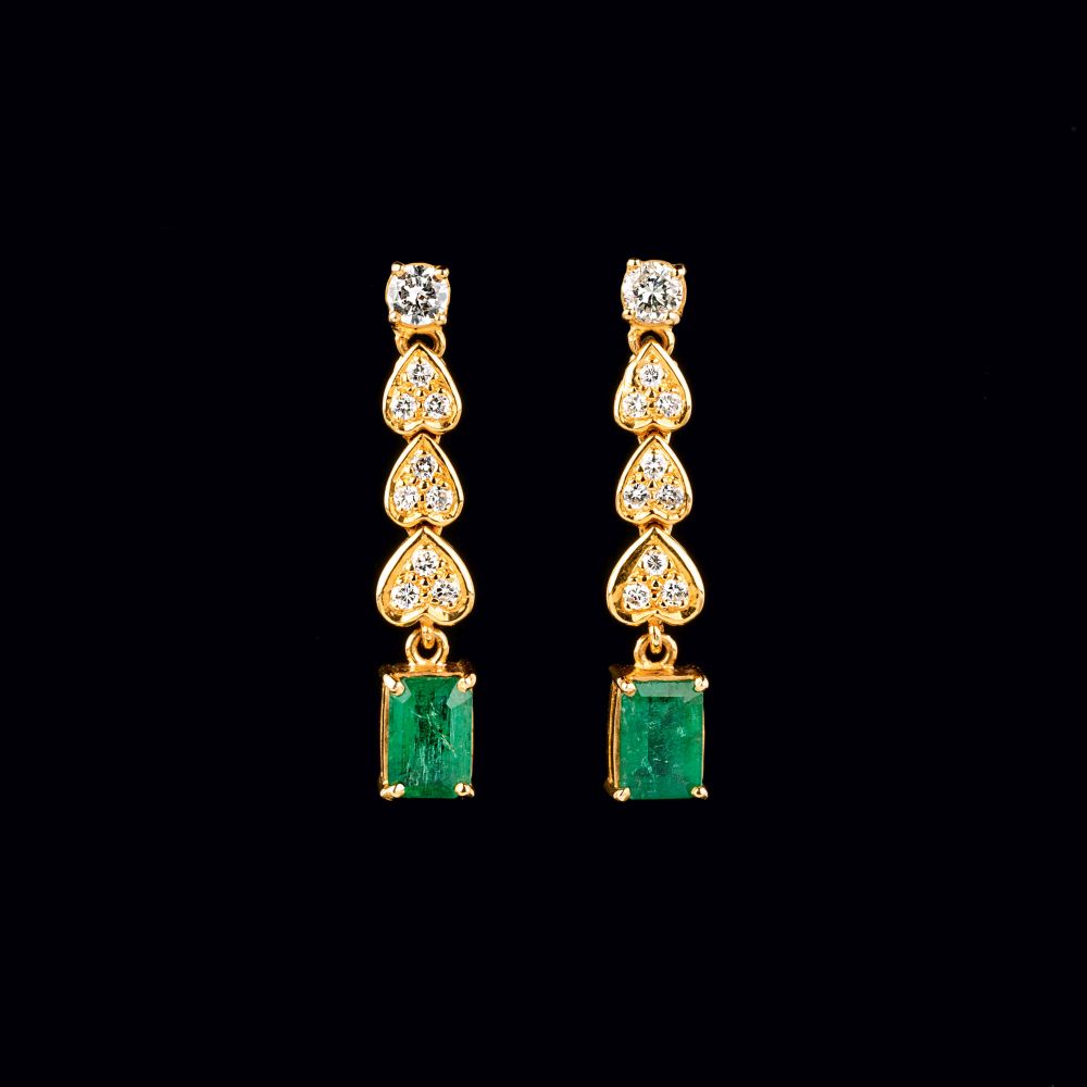 A Pair of Emerald Diamond Earpendants with Hearts A Pair of Emerald Diamond Earpendants with Hearts
