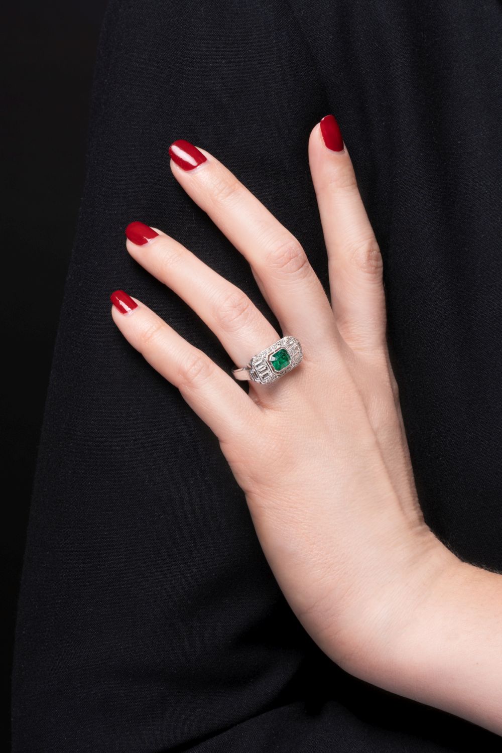 An Art-déco Emerald Diamond Ring - image 2