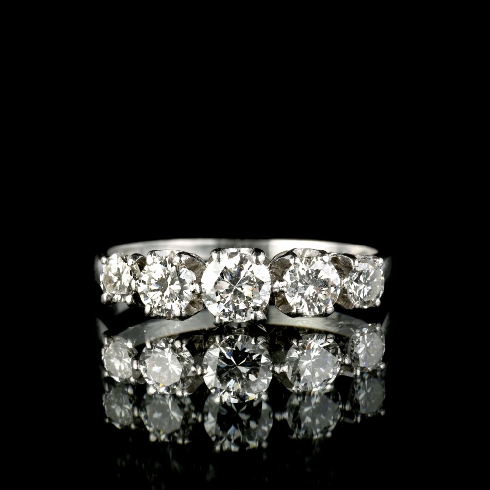 A petite Diamond Ring