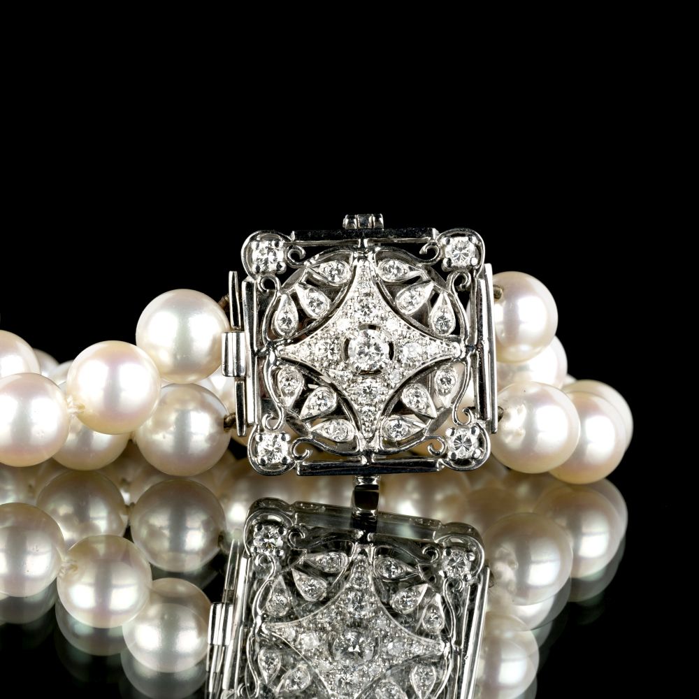 A long Pearl Necklace with Diamond Clasp A long Pearl Necklace with Diamond Clasp