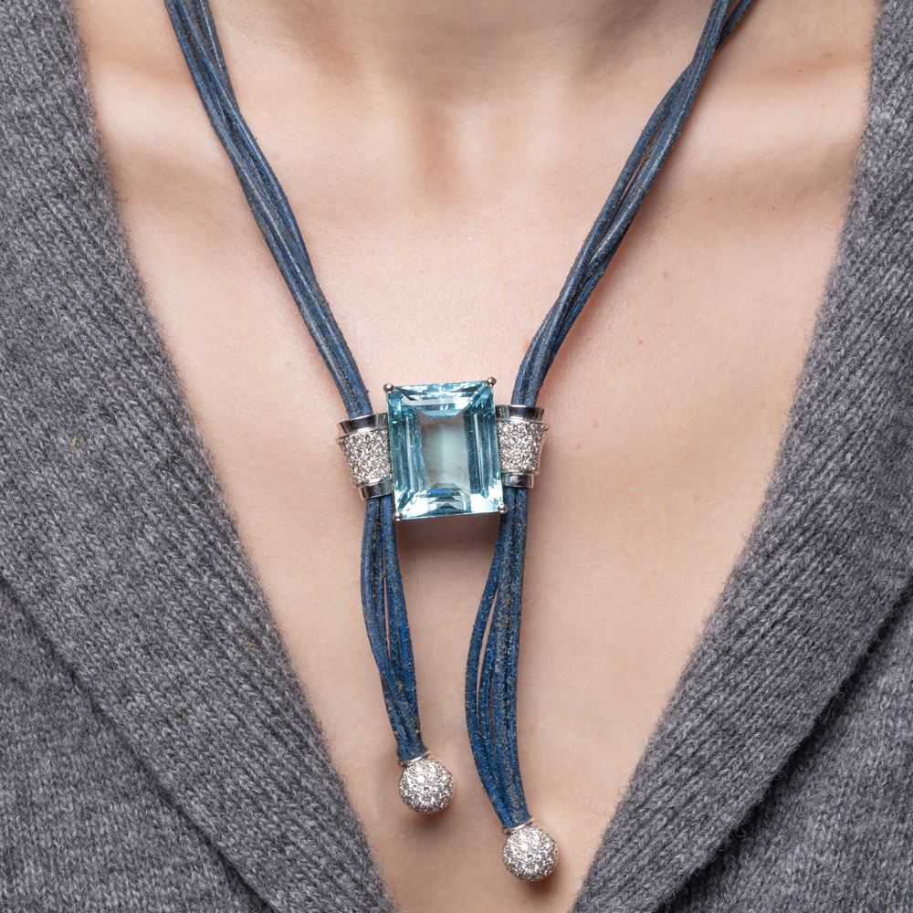 Farbintensiver Aquamarin 'Santa Maria Blue' mit Brillant-Gliedern an Leder-Collier - Bild 3