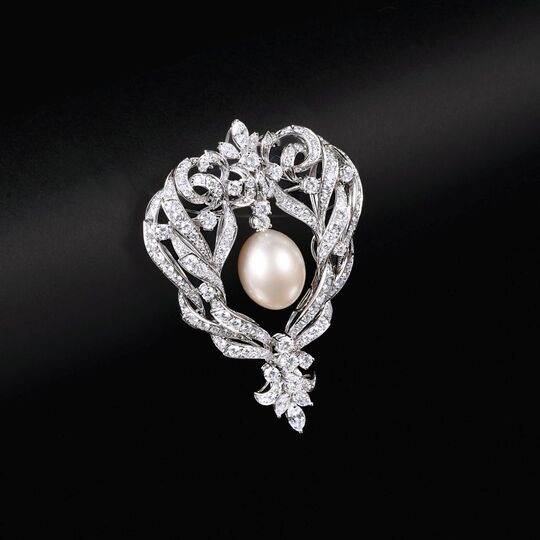 A splendid Diamond Brooch with Southsea Pearl