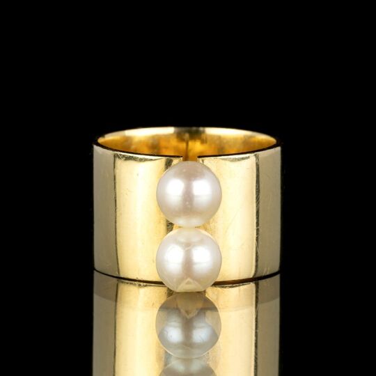 A modern Pearl Ring