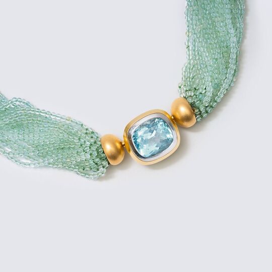 Mehrreihiges Aquamarin-Collier mit großer Topas-Schließe