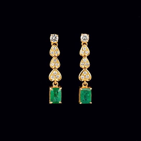 A Pair of Emerald Diamond Earpendants with Hearts