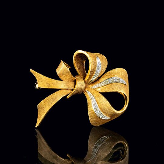 A Vintage Gold Brooch with Diamonds 'Ribbon'