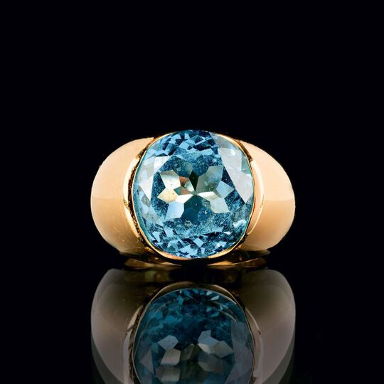 A modern Topaz Ring