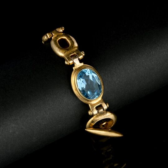 A gilded bracelet with Topaz