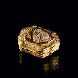 A firegilded Rokoko Tabatère with Agate