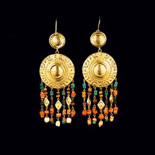 Paar goldene Medaillon-Ohrhänger im prä-kolumbischen Stil