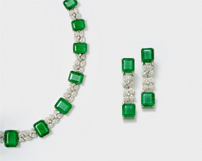 An exquisite Soirée Emerald Necklace with Earpendants