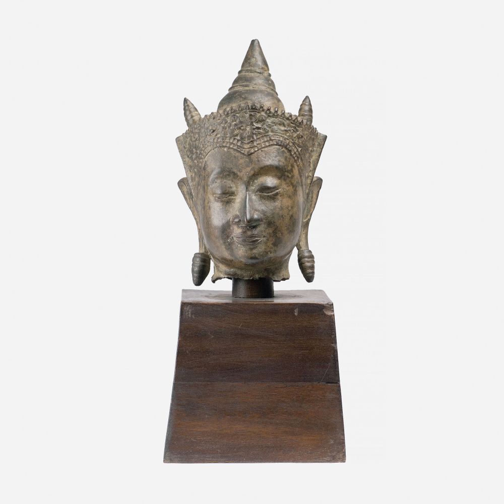 A Head of Buddha Paré