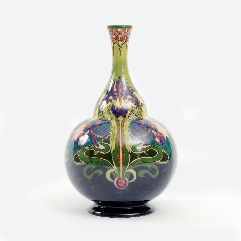 Plateelbakkerij Zuid Holland, Gouda, gegr. 1898 - Große Jugendstil-Kalebassenvase mit Iris Große Jugendstil-Kalebassenvase mit Iris