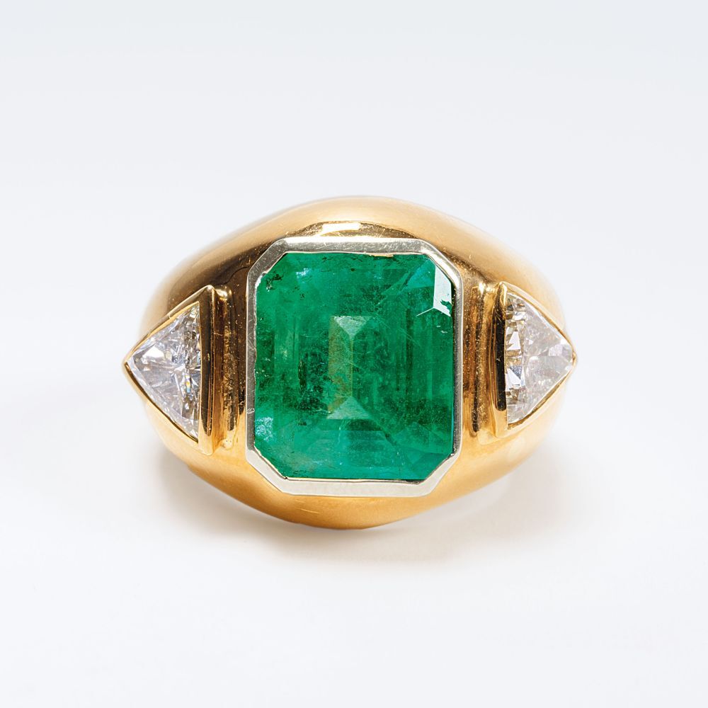 A high-value Emerald Diamond Ring with Diamonds in Triangle