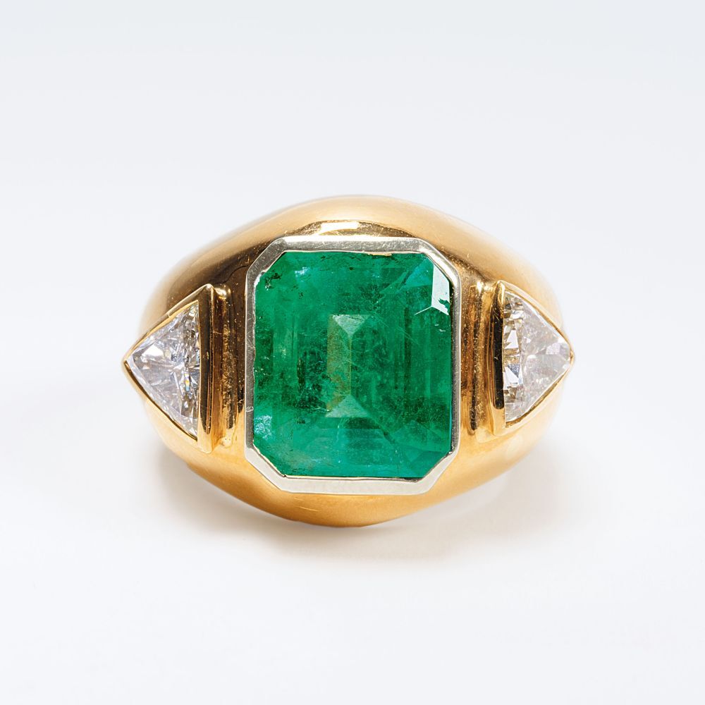 A high-value Emerald Diamond Ring with Diamonds in Triangle A high-value Emerald Diamond Ring with Diamonds in Triangle