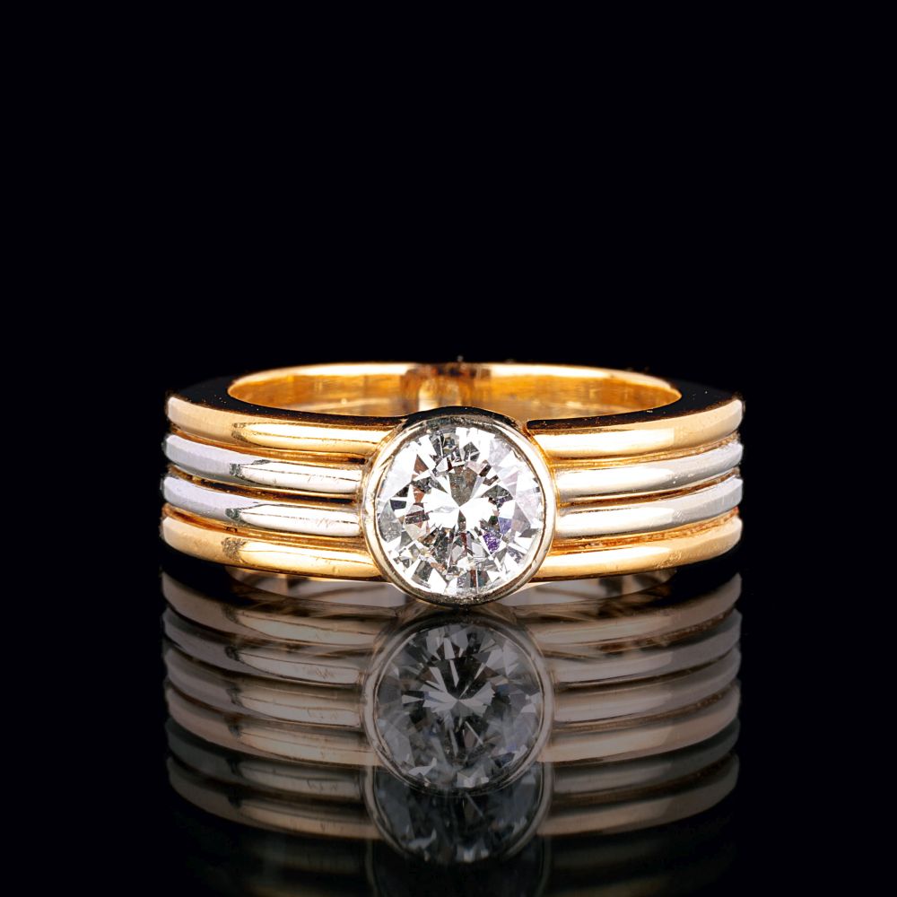 A Bi-Colour Ring with Solitaire Diamond