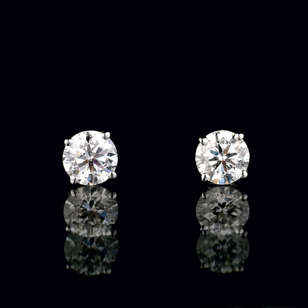A Pair of feine white Solitaire Diamond Earstuds A Pair of feine white Solitaire Diamond Earstuds