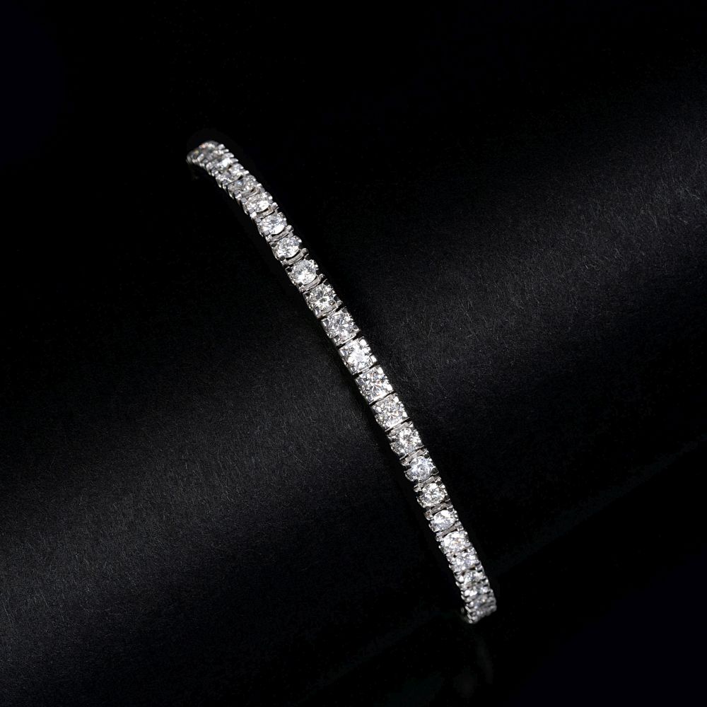 A rare-white Diamond Bracelet A rare-white Diamond Bracelet