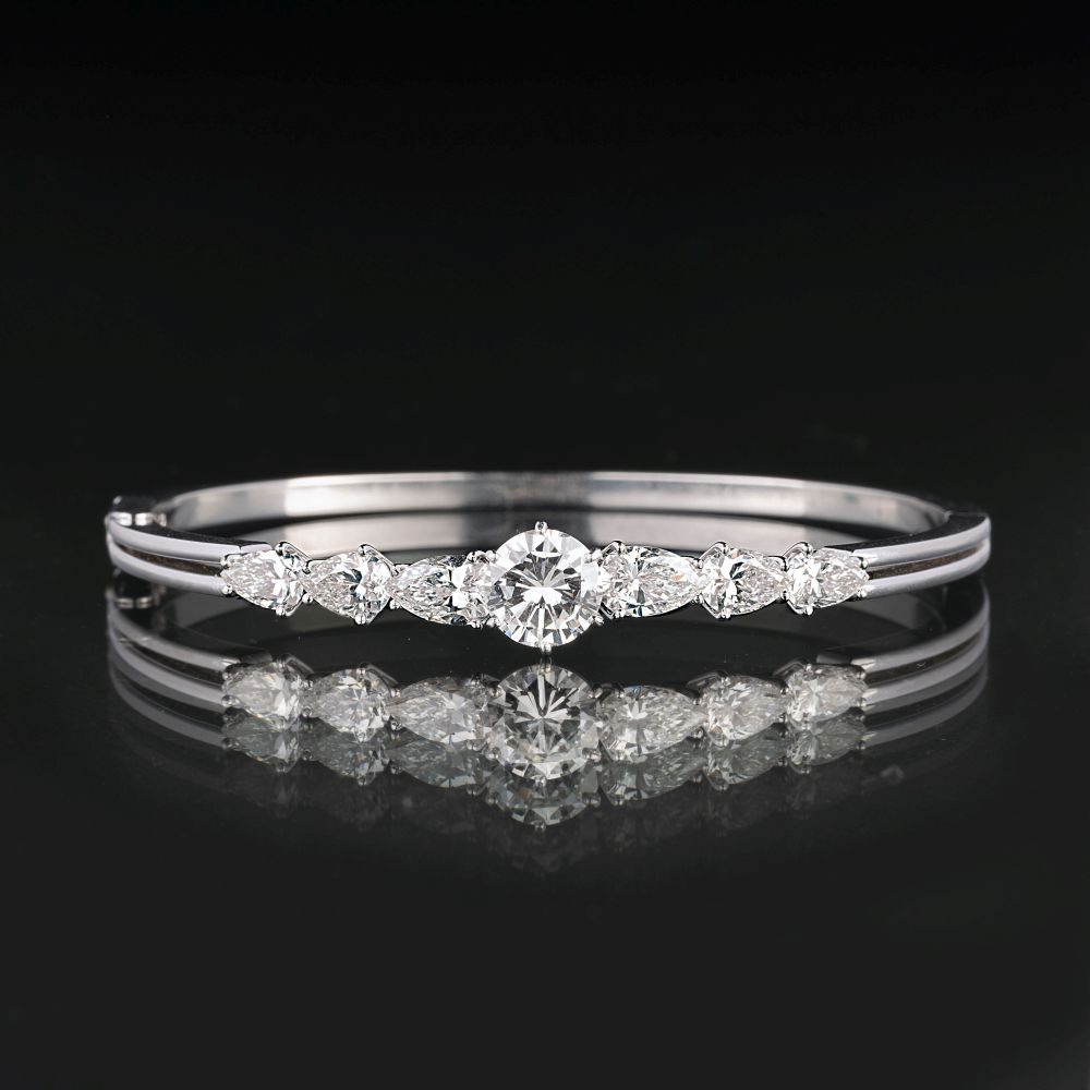 Juwelier Wilm - Platin-Armreif mit fein-weißem, hochkarätigem Diamant-Besatz Platin-Armreif mit fein-weißem, hochkarätigem Diamant-Besatz