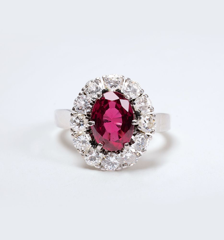 Natürlicher Rubin-Ring mit Brillant-Besatz Natürlicher Rubin-Ring mit Brillant-Besatz