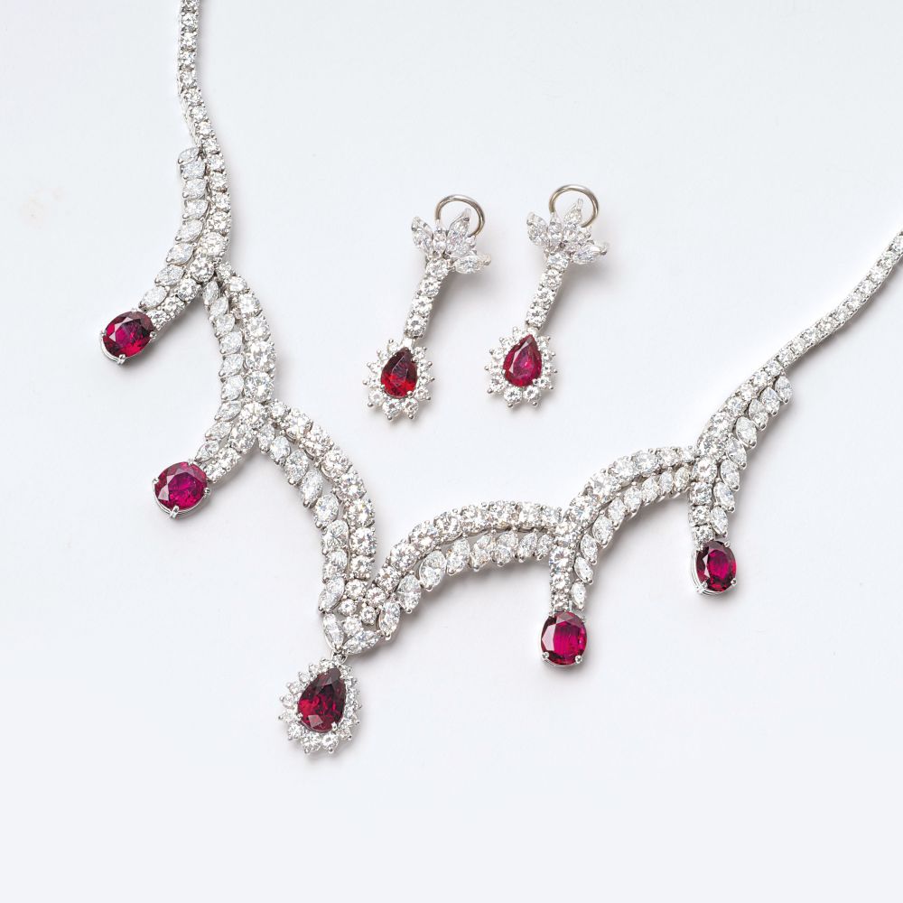 Einzigartige 'Robe de gala' Demi-Parue mit natürlichen Rubinen und fein-weißem Diamant-Besatz Einzigartige 'Robe de gala' Demi-Parue mit natürlichen Rubinen und fein-weißem Diamant-Besatz