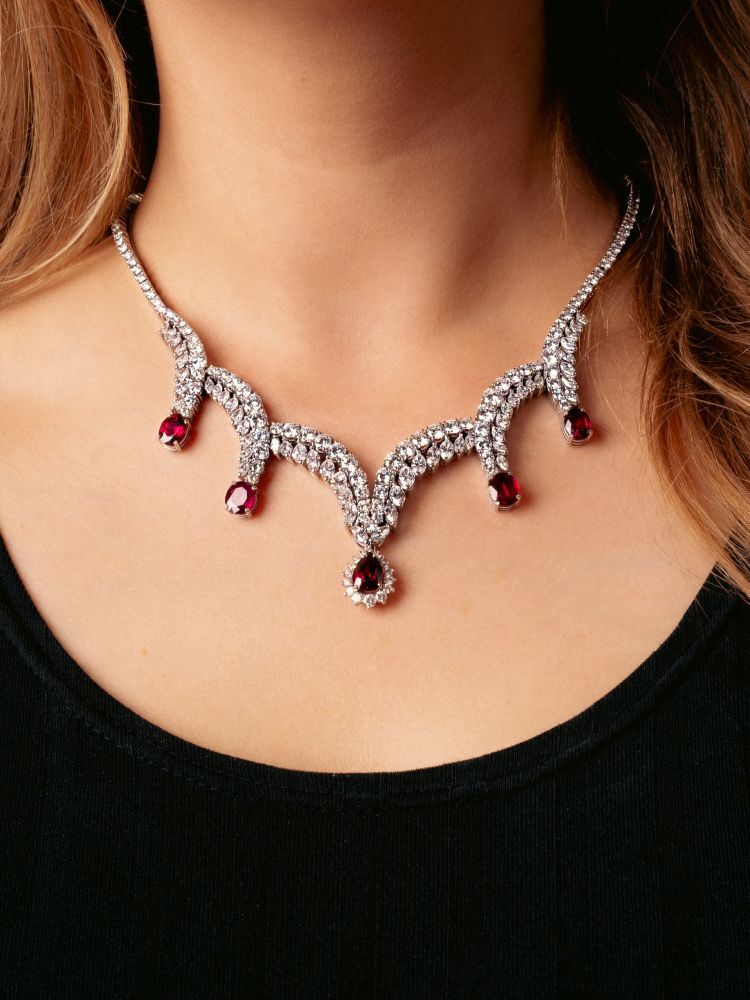 Einzigartige 'Robe de gala' Demi-Parue mit natürlichen Rubinen und fein-weißem Diamant-Besatz - Bild 3