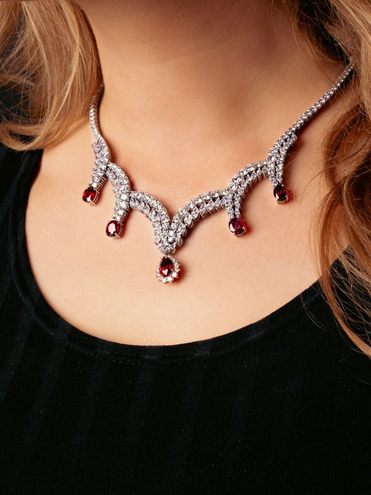 Einzigartige 'Robe de gala' Demi-Parue mit natürlichen Rubinen und fein-weißem Diamant-Besatz - Bild 4