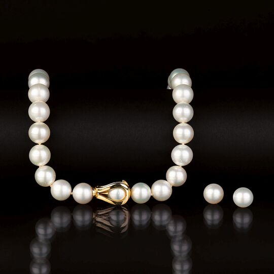 A Southsea Pearl Necklace with Pair of Earstuds
