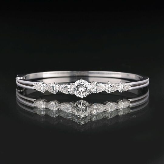 Platin-Armreif mit fein-weißem, hochkarätigem Diamant-Besatz