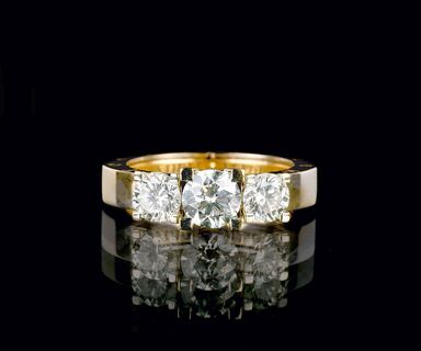 Storks Diamond, Istanbul, gegr. 1971 - A Solitaire Diamond Ring with Supporting Ring A Solitaire Diamond Ring with Supporting Ring
