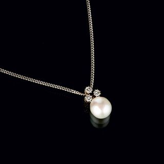 A Diamond Pearl Pendant on Necklace