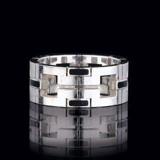 Cartier - A Gentlemen's Ring with black Enamel 'Collection Baiser du Dragon' A Gentlemen's Ring with black Enamel 'Collection Baiser du Dragon'